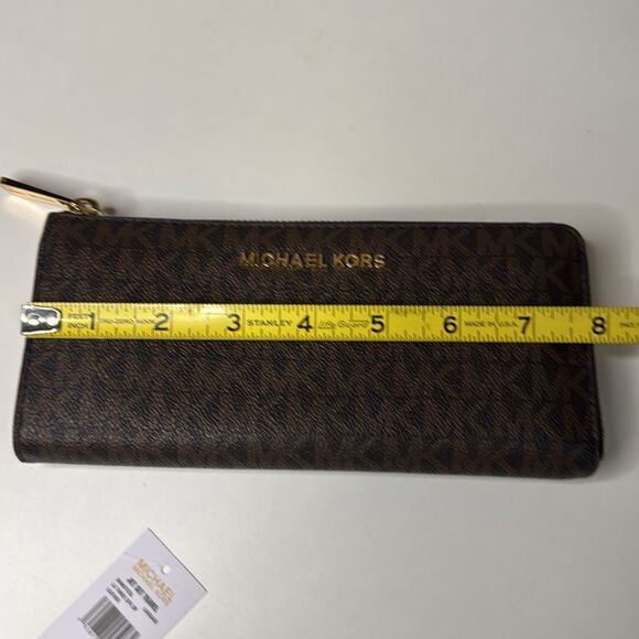 Michael Kors Brown Wallet 
JET SET TRAVEL
LEATHER
Brand new - Picture 8 of 9